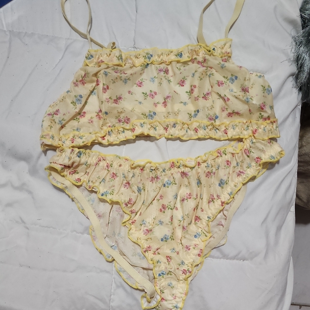SHEIN Yellow Floral Lace Trim Top